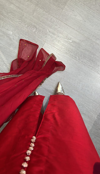 RED BUTTON DETAILED OUTFIT