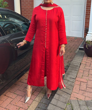 RED BUTTON DETAILED OUTFIT